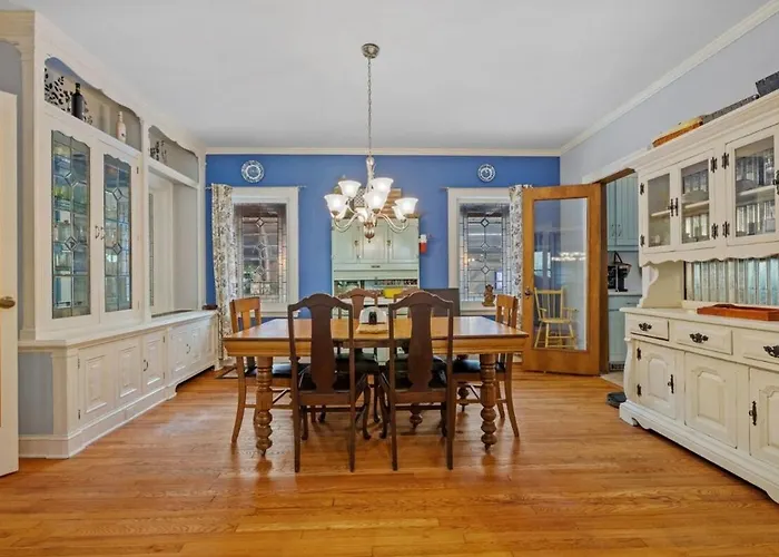 Starved Rock Pool House Villa