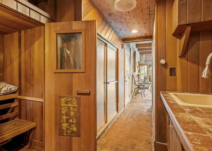 Starved Rock Pool House Villa