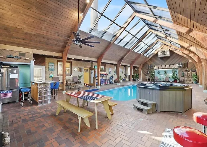 Starved Rock Pool House Villa